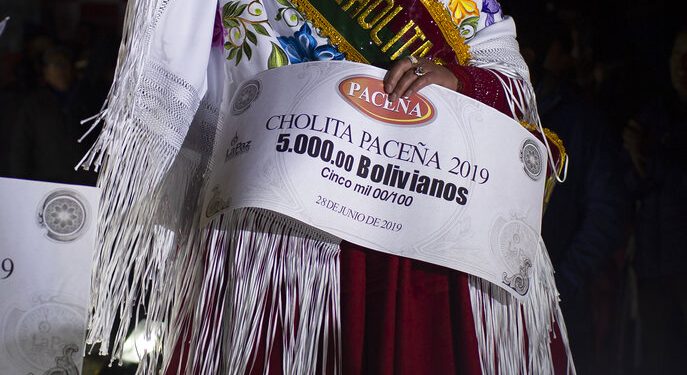 Rosa Vásquez celebra tras ganar el certamen de belleza Cholita Paceña 2019, en La Paz, Bolivia, el viernes 28 de junio de 2019. (AP Foto/Juan Karita)