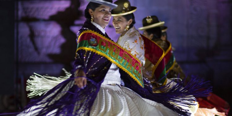 Unas mujeres desfilan por la pasarela del certamen de belleza Cholita Paceña 2019, en La Paz, Bolivia, el viernes 28 de junio de 2019. (AP Foto/Juan Karita)