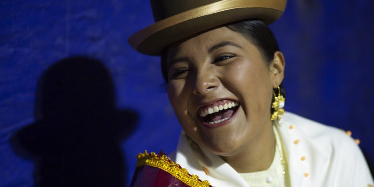 Una mujer aymara sonríe mientras espera su turno para competir en el concurso Cholita Paceña 2019, en La Paz, Bolivia, el viernes 28 de junio de 2019. (AP Foto/Juan Karita)