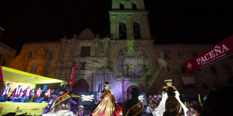 Unas mujeres caminan por la pasarela del certamen de belleza Cholita Paceña 2019, en La Paz, Bolivia, el viernes 28 de junio de 2019. (AP Foto/Juan Karita)