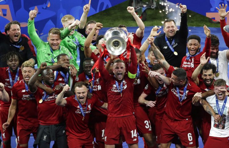 Los jugadores de Liverpool alzan el trofeo tras ganar la final de la Liga de Campeones ante Tottenham Hotspur en el estadio Wanda Metropolitano en Madrid, el sábado 1 de junio de 2019. Foto: Emilio Morenatti/AP.