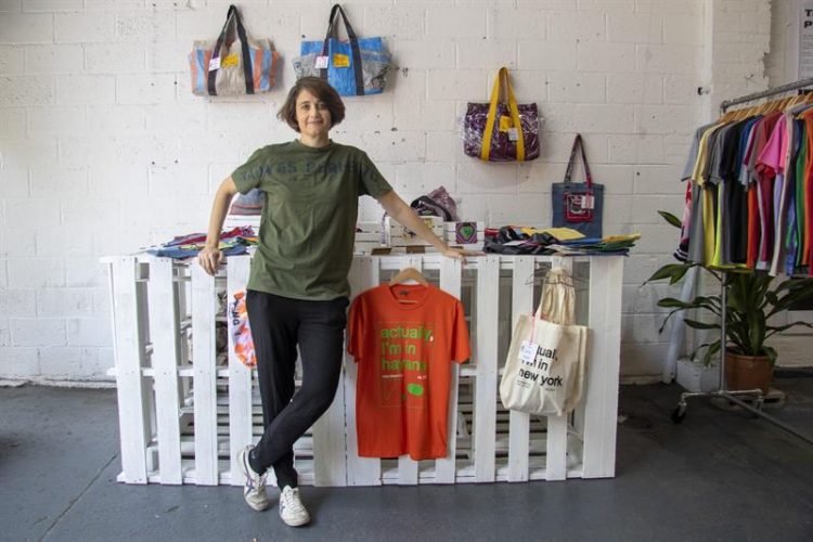 La cofundadora de la marca de moda "Clandestina", la española Leire Fernández, posa para Efe el miércoles 5 de junio de 2019 en su tienda "Pop-up" (efímera), en pleno barrio de Brooklyn, en Nueva York. Foto: Miguel Rajmil / EFE.