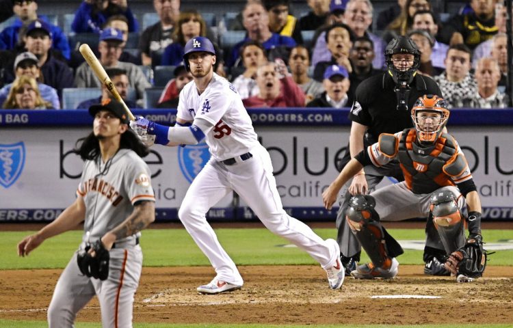 El astro de los Dodgers de Los Angeles, Cody Bellinger, una de las estrellas jóvenes del béisbol en Estados Unidos, batea un jonrón de dos carreras ante el relevista de los Gigantes de San Francisco Dereck Rodriguez el el séptimo inning de un partido de las Grandes Ligas el 19 de junio del 2019.  (AP Foto/Mark J. Terrill)