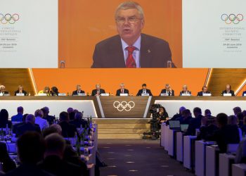 El presidente del Comité Olímpico Internacional, Thomas Bach, habla durante la reunión anual del organismo en Lausana, Suiza, el martes 25 de junio de 2019. (Jean-Christophe Bott/Keystone via AP)