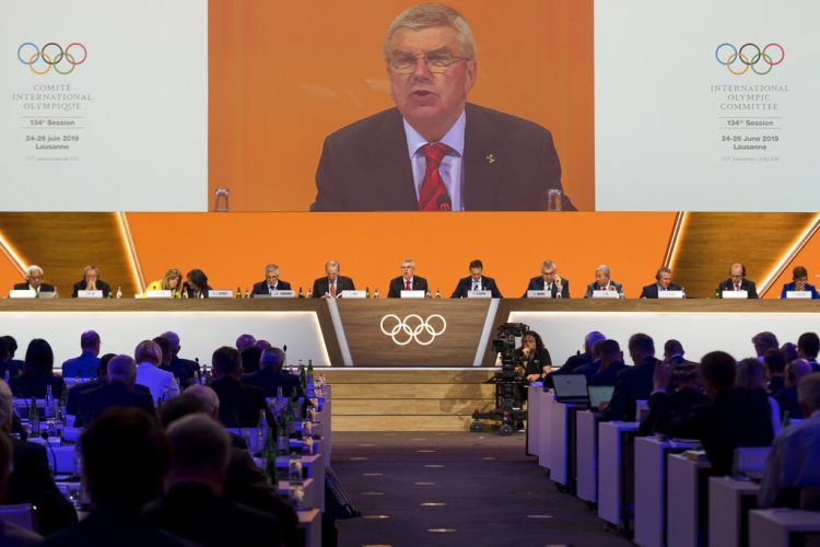 El presidente del Comité Olímpico Internacional, Thomas Bach, habla durante la reunión anual del organismo en Lausana, Suiza, el martes 25 de junio de 2019. (Jean-Christophe Bott/Keystone via AP)