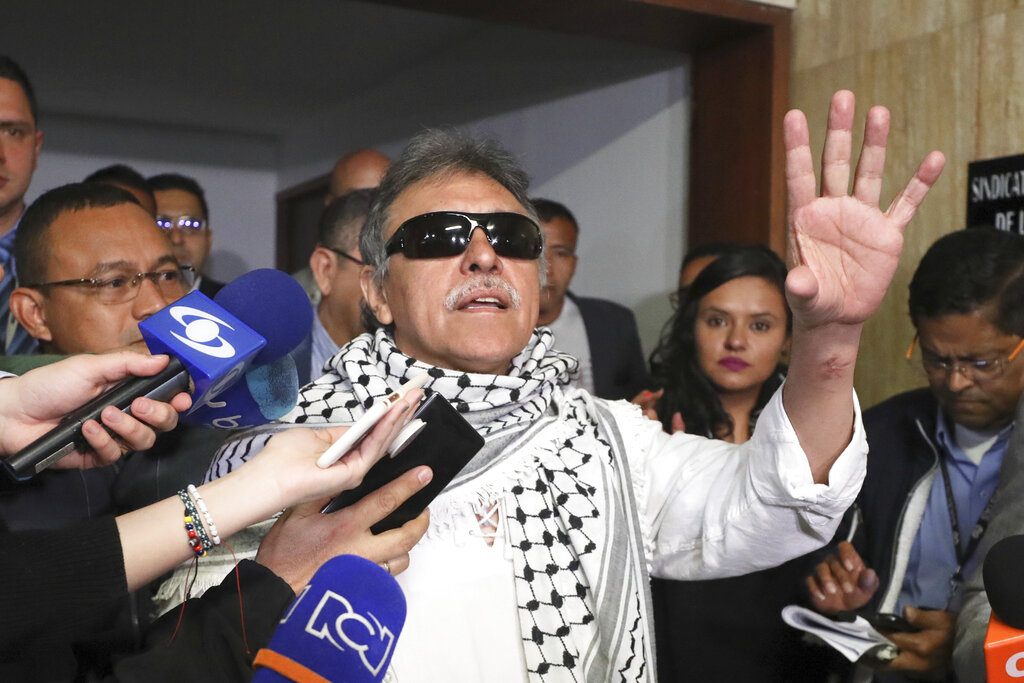 El excomandante de las FARC, Jesús Santrich, habla con periodistas después de ocupar su banca en el Congreso en Bogotá, Colombia, el martes 11 de junio de 2019. Foto: Fernando Vergara / AP.