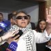 El excomandante de las FARC, Jesús Santrich, habla con periodistas después de ocupar su banca en el Congreso en Bogotá, Colombia, el martes 11 de junio de 2019. Foto: Fernando Vergara / AP.