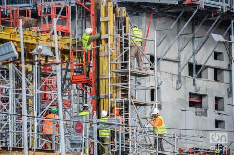 Constructores de un nuevo hotel en La Habana. Foto: Kaloian.