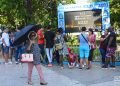 Fila de personas en la reapertura de la heladería Coppelia en La Habana, el martes 25 de junio de 2019. Foto: Otmaro Rodríguez.