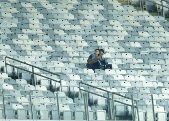 Un par de aficionados previo al comienzo del partido Uruguay-Ecuador por el Grupo C de la Copa América en el estadio Mineirao de Belo Horizonte, Brasil, el domingo 16 de junio de 2019. (AP Foto/Víctor R. Caivano)