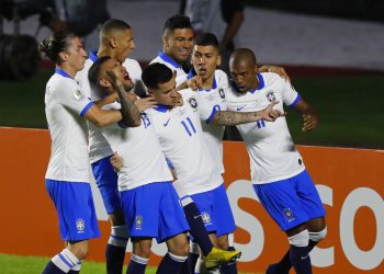 Philippe Coutinho (centro) festeja con sus compañeros el primer gol de Brasil en la victoria 3-0 ante Bolivia en la Copa América en Sao Paulo, el viernes 14 de junio de 2019. Foto: Nelson Antoine / AP.