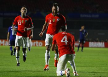 El delantero Eduardo Vargas (centro) festeja tras marcar el segundo gol de Chile en el partido ante Japón en el Grupo C de la Copa América en Sao Paulo, el lunes 17 de junio de 2019. Foto: Víctor R. Caivano / AP.