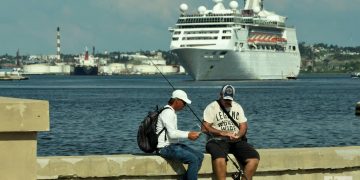 Dos pescadores conversan en La Habana el 5 de junio de 2019 al momento de la salida del Empress of the Seas, de Royal Caribbean, el último crucero de EE.UU. en abandonar Cuba tras la prohibición de los cruceros a la Isla por parte del gobierno de Donald Trump. Foto: Otmaro Rodríguez.