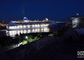 El Norwegian Sky sale de la bahía de La Habana el 5 de junio de 2019, tras la prohibición de los cruceros a Cuba por el gobierno de Donald Trump. Foto: Otmaro Rodríguez.