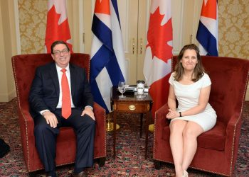 La ministra de Asuntos Exteriores de Canadá, Chrystia Freeland y su homólogo cubano, Bruno Rodríguez.