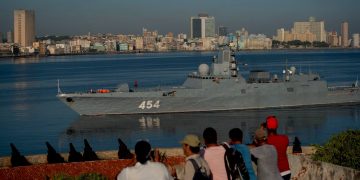 La fragata Almirante Gorshkov de la Armada rusa llega al puerto de La Habana, Cuba, el lunes 24 de junio de 2019. Foto: Ramón Espinosa / AP.