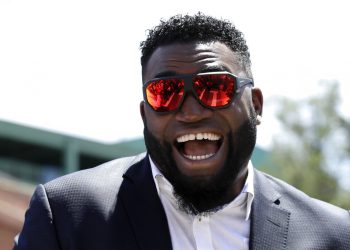 El dominicano David Ortiz, extoletero de los Medias Rojas de Boston, sonríe frente al Fenway Park. Foto: Charles Krupa/AP.