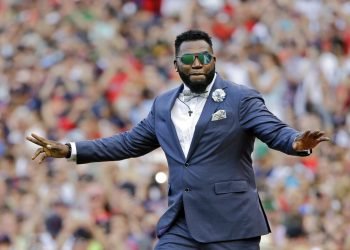 En esta fotografía del 23 de junio de 2017, el beisbolista retirado David Ortiz saluda a los aficionados en el Fenway Park en Boston. Foto: Elise Amendola / AP / Archivo.