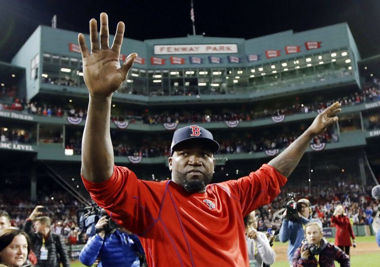 ARCHIVO - En esta foto de archivo del 10 de octubre de 2016, el exjugador de los Medias Rojas de Boston, el dominicano David Ortiz, saluda desde el terreno de juego en el Fenway Park tras el tercer juego de la Serie Divisional de la Liga Americana contra los Indios de Cleveland, en Boston. (AP Foto/Charles Krupa, Archivo)