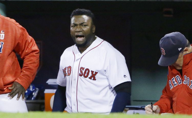 En esta foto de archivo del 10 de octubre de 2016, el dominicano David Ortiz, entonces bateador designado de los Medias Rojas de Boston, arenga al público desde la cueva durante el tercer juego de la serie divisional de la Liga Americana frente a los Indios de Cleveland (AP Foto/Elise Amendola, archivo)