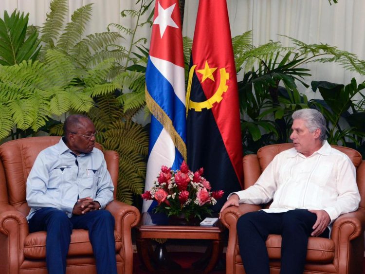 El presidente de Cuba, Miguel Díaz-Canel (d), conversa con el canciller de Angola, Manuel Domingos Augusto, el jueves 6 de junio de 2019 en La Habana. Foto: @DiazCanelB / Twitter.