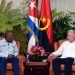 El presidente de Cuba, Miguel Díaz-Canel (d), conversa con el canciller de Angola, Manuel Domingos Augusto, el jueves 6 de junio de 2019 en La Habana. Foto: @DiazCanelB / Twitter.