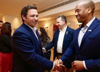 El gobernador de Florida, Ron DeSantis, durante una visita el mes pasado a Israel. Foto: Oficina del Gobernador de Florida.