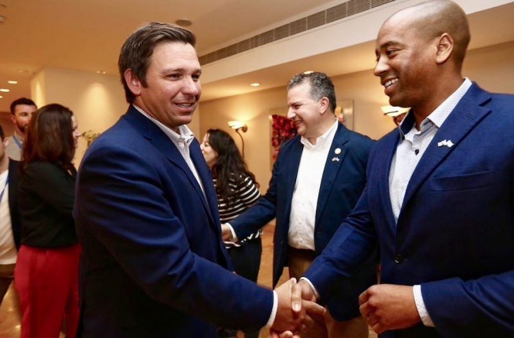 El gobernador de Florida, Ron DeSantis, durante una visita el mes pasado a Israel. Foto: Oficina del Gobernador de Florida.