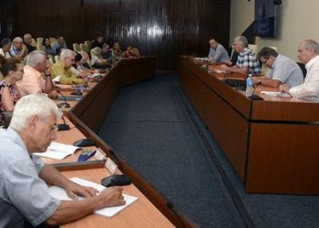 Miguel Díaz-Canel junto a miembros de la comisión organizadora del IX Congreso de la UNEAC, intelectuales y directivos del Ministerio de Cultura. Foto: Estudios Revolución.