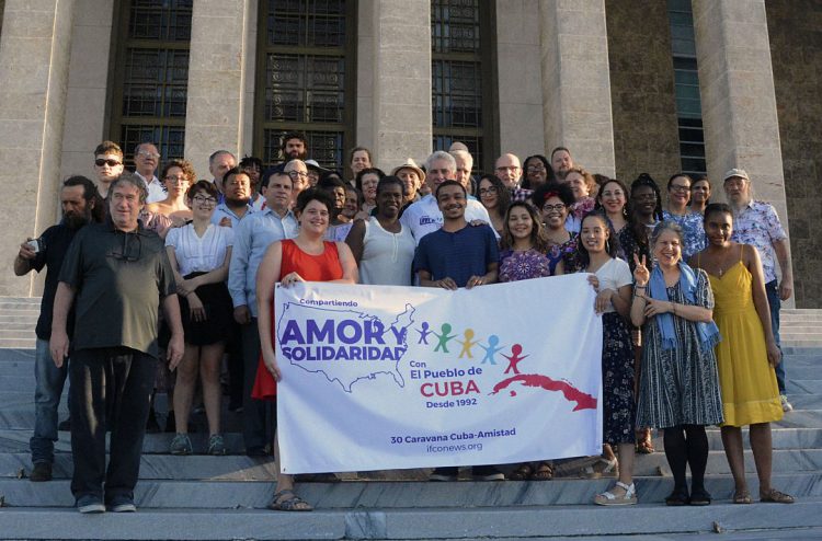 El presidente cubano, Miguel Díaz-Canel, junto a los integrantes de la trigésima Caravana a Cuba de la organización Pastores por la Paz. Foto: @CubaMINREX / Twitter.