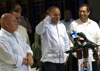 Diosdado Cabello, primer vicepresidente del Partido Socialista Unido de Venezuela (PSUV) y titular de la Asamblea Nacional Constituyente de su país, saluda al concluir una conferencia de prensa en el Aeropuerto Internacional José Martí en La Habana, Cuba, el viernes 7 de junio de 2019. Foto: Ramón Espinosa / AP.