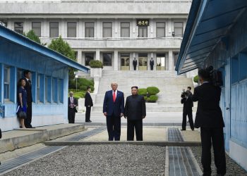 El presidente Donald Trump se reúne con el líder norcoreano Kim Jong Un en la zona desmilitarizada entre ambas Coreas, el domingo 30 de junio de 2019. (Foto AP/Susan Walsh)