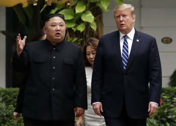 En esta imagen de archivo, tomada el 28 de febrero de 2019, el presidente de Estados Unidos, Donald Trump (der), y el líder norcoreano, Kim Jong Un (izq), dan un paseo tras una reunión en el hotel Sofitel Legend Metropole de Hanói, Vietnam. Foto: Evan Vucci / AP / Archivo.