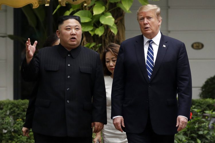 En esta imagen de archivo, tomada el 28 de febrero de 2019, el presidente de Estados Unidos, Donald Trump (der), y el líder norcoreano, Kim Jong Un (izq), dan un paseo tras una reunión en el hotel Sofitel Legend Metropole de Hanói, Vietnam. Foto: Evan Vucci / AP / Archivo.