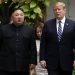 En esta imagen de archivo, tomada el 28 de febrero de 2019, el presidente de Estados Unidos, Donald Trump (der), y el líder norcoreano, Kim Jong Un (izq), dan un paseo tras una reunión en el hotel Sofitel Legend Metropole de Hanói, Vietnam. Foto: Evan Vucci / AP / Archivo.