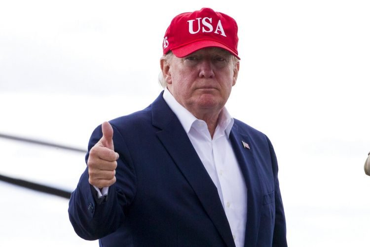 El presidente estadounidense Donald Trump alza el pulgar antes de partir del aeropuerto de Shannon, Irlanda, el viernes 7 de junio de 2019. Foto: Alex Brandon/AP.