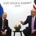 El presidente Donald Trump se reúne con el presidente ruso Vladimir Putin durante una reunión bilateral al margen de la cumbre G20 en Osaka, Japón, el viernes 28 de junio de 2019. Con una sonrisa y un dedo acusador, Trump advirtió a Putin: “No interfieras en la elección”, en respuesta a un reportero que le preguntó si advertiría a Putin.  (AP Foto/Susan Walsh)
