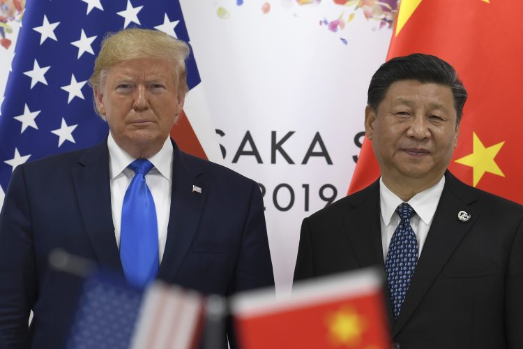 El presidente Donald Trump (izquierda) posa para una foto con el presidente chino Xi Jinping durante una reunión paralela a la cumbre del G20 en Osaka, Japón, el sábado 29 de junio de 2019. Foto: Susan Walsh / AP.