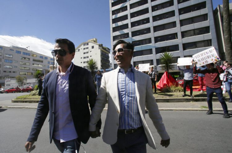 Javier Benalcázar, a la izquierda, y su pareja Efraín Soria llegan a la Corte Constitucional para escuchar la decisión final sobre el matrimonio entre personas del mismo sexo en Quito, Ecuador, el martes 4 de junio de 2019. Foto: Dolores Ochoa / AP.