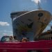 Turistas recién desembarcados del crucero Norwegian Sky, recorren la ciudad en un convertible estadounidense clásico en La Habana, el martes 4 de junio de 2019. Foto: Ramon Espinosa / AP/Archivo.