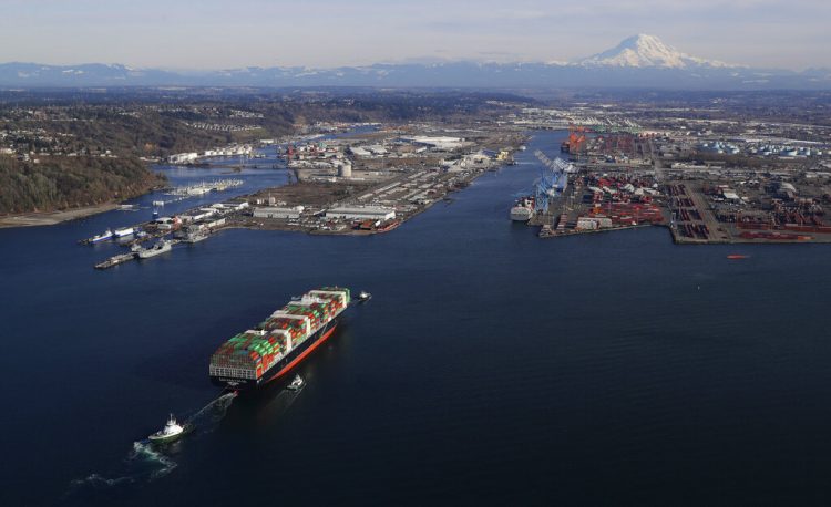 La actividad en el puerto de Tacoma en el estado de Washington el 5 de marzo del 2019. Los aranceles del presidente Donald Trump van en aumento y podrían amenazar seriamente a la economía estadounidense Foto: Ted S. Warren / AP / Archivo.