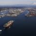 La actividad en el puerto de Tacoma en el estado de Washington el 5 de marzo del 2019. Los aranceles del presidente Donald Trump van en aumento y podrían amenazar seriamente a la economía estadounidense Foto: Ted S. Warren / AP / Archivo.