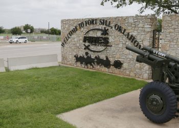 Foto del 17 de junio del 2014 de uno de los ingresos al Fort Sill de Oklahoma, donde serían alojados migrantes menores de edad. Foto: Sue Ogrocki / AP / Archivo.