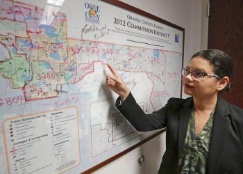 Emily Bonilla, comisionada del condado Orange, inspecciona un mapa de Florida en Orlando el 3 de junio del 2019. Bonilla teme que su distrito no será contado adecuadamente en el censo del 2020. Foto: John Raoux / AP.