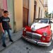 Julio César, chofer de auto clásico, responde preguntas a Efe, el 4 de junio de 2019, en La Habana Cuba. Foto: Ernesto Mastrascusa / EFE.