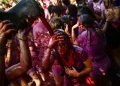 Participantes en la festividad de la Batalla del Vino, en el municipio de Haro, en el norte de España, el sábado 29 de junio de 2019. Foto: Alvaro Barrientos / AP.