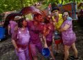 Participantes en la festividad de la Batalla del Vino, en el municipio de Haro, en el norte de España, el sábado 29 de junio de 2019. Foto: Alvaro Barrientos / AP.