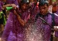 Participantes en la festividad de la Batalla del Vino, en el municipio de Haro, en el norte de España, el sábado 29 de junio de 2019. Foto: Alvaro Barrientos / AP.