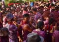 Participantes en la festividad de la Batalla del Vino, en el municipio de Haro, en el norte de España, el sábado 29 de junio de 2019. Foto: Alvaro Barrientos / AP.