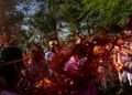 Participantes en la festividad de la Batalla del Vino, en el municipio de Haro, en el norte de España, el sábado 29 de junio de 2019. Foto: Alvaro Barrientos / AP.